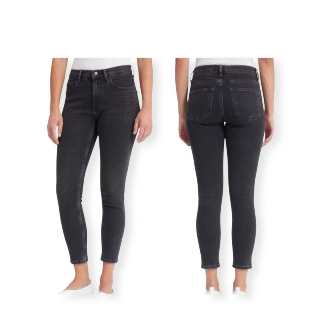 Everlane Mid Rise Ankle Jean in Washed Black.